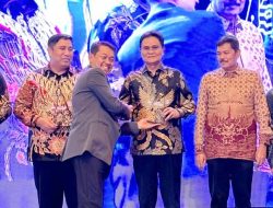 Peduli Terhadap Media, Bupati Barru Dapat Penghargaan dari SMSI Awards