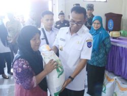 Pj Bupati Setiawan Serahkan Bantuan Pangan