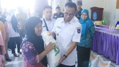 Pj Bupati Setiawan Serahkan Bantuan Pangan