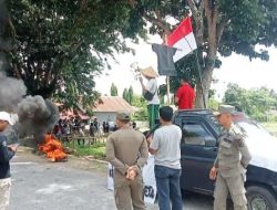Aksi Bakar Ban, Warga Minta Kades Maleku dan BPD Mundur dari Jabatan