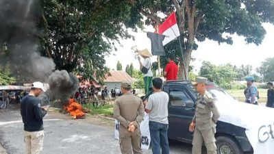 Aksi Bakar Ban, Warga Minta Kades Maleku dan BPD Mundur dari Jabatan