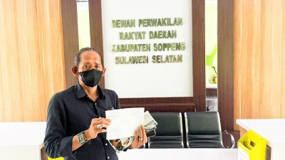 Warga Desa Tinco Adukan PDAM Soppeng ke DPRD