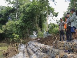 Pj Bupati Takalar Tinjau Pembangunan Tanggul Bantaran Sungai Pangkarode