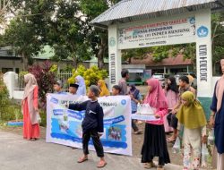 Siswa SD di Takalar Berbagi Takjil ke Pengguna Jalan