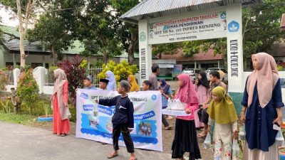Siswa SD di Takalar Berbagi Takjil ke Pengguna Jalan