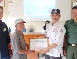 Kades Tottong Salurkan BLT Kepada 32 KPM