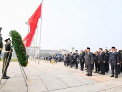 Prabowo Kunjungi Monumen Pahlawan Rakyat di Beijing