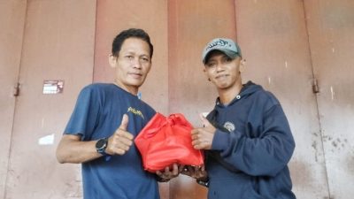 DPD AMJI-RI Sinjai Beri Paket Sembako Kepada Jurnalis yang Sedang Sakit