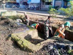 Wujudkan Lingkungan Sehat, Danramil Marioriawa Pimpin Aksi Bersih Selokan Sepanjang 150 Meter