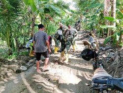 Tingkatkan Akses Tani, Koramil Marioriwawo dan Warga Soppeng Gotong Royong Perbaiki Jalan