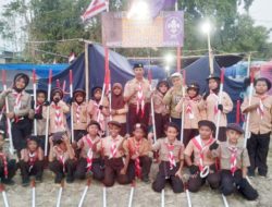 Peringati HUT ke-81 RI, Kepsek UPT SDN 168 Inpres Romangtangngaya Turun Lapangan Dampingi Pramuka