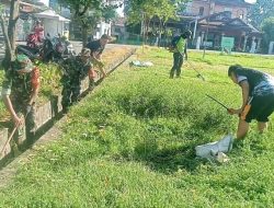 Koramil 1423-04/Liliriaja dan Warga Jennae Gotong Royong Bersihkan Saluran Air