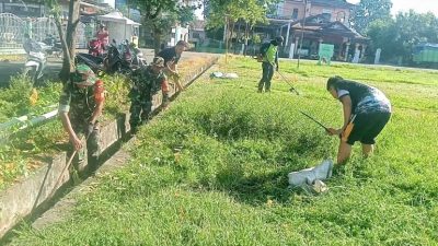 Koramil 1423-04/Liliriaja dan Warga Jennae Gotong Royong Bersihkan Saluran Air