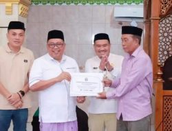 Bupati Takalar Safari Jumat di Sanrobone, Serahkan Bantuan Masjid dan Timbunan Pekuburan